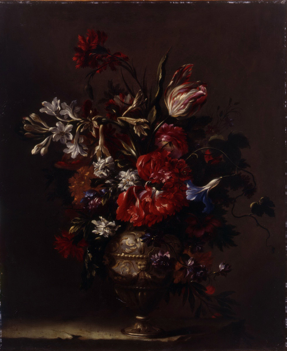 Vase en bronze rempli de fleurs